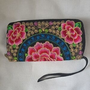 Floral Embroidered Women's Clutch
